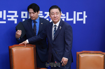 [포토] 회의 참석하는 김병기 민주당 원내대표