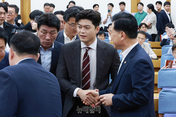 [포토] 군 공항 이전사업 세미나 참석한 김용태 비대위원장