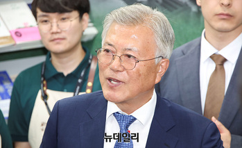 [포토] '평산책방' 부스 둘러보는 문재인 전 대통령