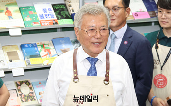 [포토] 2025 서울국제도서전 찾은 문재인 전 대통령 