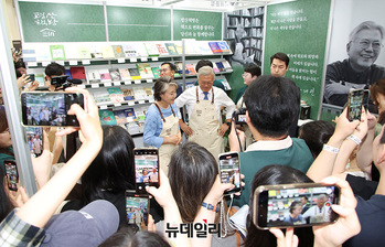 [포토] 서울국제도서전 인파 몰린 '평산책방' 부스