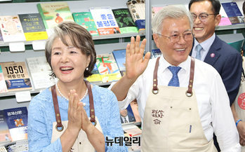 [포토] 관람객 향해 인사하는 문재인 전 대통령 부부