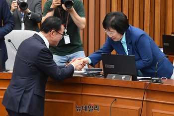 [포토] 여당 의원들과 인사 나누는 이종배 위원장