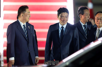 [포토] 대화 나누는 김병기 원내대표·강훈식 비서실장 