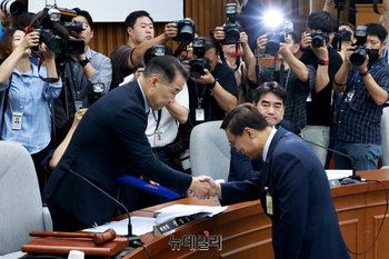 [포토] 선서문 전달하는 이종석 국정원장 후보자
