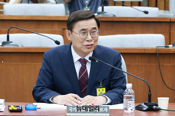 [포토] 질의에 답변하는 이종석 국정원장 후보자