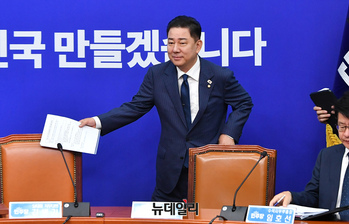 [포토] 민주당 최고위원회의 참석하는 김병기 원내대표