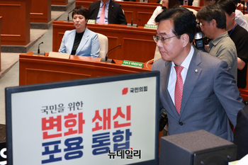 [포토] 단상으로 향하는 송언석 국민의힘 원내대표