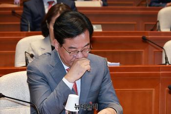 [포토] 생각에 잠겨 있는 송언석 국민의힘 원내대표