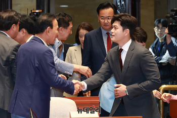 [포토] 회의 참석하는 김용태 국민의힘 비상대책위원장