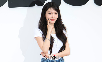 [영상] 청하 '볼 콕'