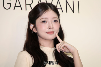 [영상] 아이브 레이 '귀엽게 볼 콕'