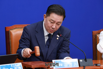 [포토] 의사진행 하는 김병기 민주당 원내대표