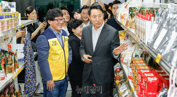 [포토] '영등포 온기창고' 둘러보는 오세훈 서울시장