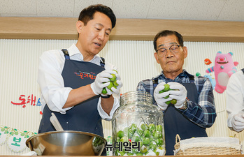 [포토] 매실청 담그는 오세훈 시장 