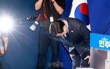 [포토] 당 대표 출마 기자회견에서 인사하는 박찬대