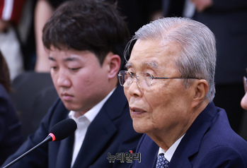 [포토] 대선 평가 세미나서 발언하는 김종인 전 개혁신당 상임고문