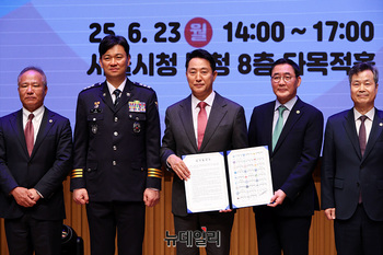 [포토] 기념촬영하는 오세훈 서울시장 