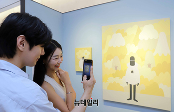 [포토] 신세계 강남점 "일본 현대미술가 LY 작품 구경하세요"