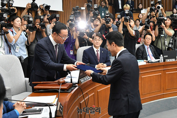 [포토] 선서문 제출하는 김민석 국무총리 후보자