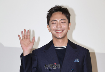 [영상] 뮤지컬 '어쩌면 해피엔딩'으로 토니상 6관왕 수상한 박천휴 작가