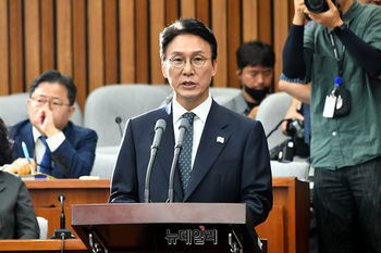 [단독] 김민석, 美 문화원 농성 회고록선 '주도 역할',  외신엔 "음식 요청뿐" … 반미 희석하려 '자기부정'