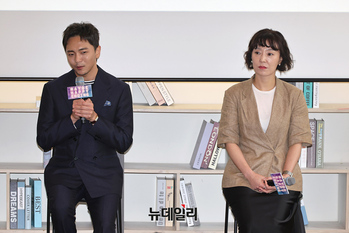 [포토] 토니상 6관왕 '어쩌면 해피엔딩' 박천휴 작가-한경숙 프로듀서