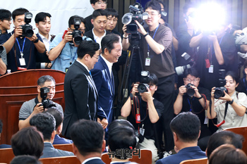 [포토] 손잡고 의원총회 참석하는 정청래·박찬대