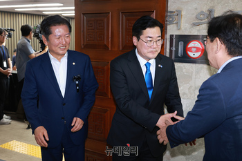 [포토] 의원들에게 인사하는 정청래·박찬대
