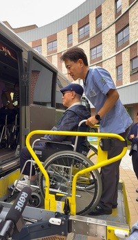 '도민 속으로' 뛰어든 '강원바라기' 김진태 ‥ 이번엔 '요양보호사'로 구슬땀 