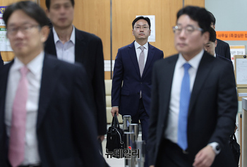 [포토] 법정 향하는 김형수 특검보