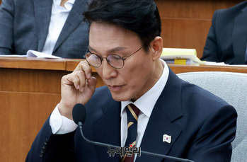 [포토] 귀 만지는 김민석 국무총리 후보자