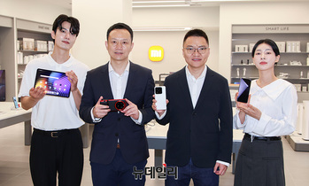 [포토] '샤오미스토어 韓 1호점' 찾은 앤드류 리 총괄·조니 우 사장