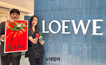 [포토] 현대백화점 "더현대 서울서 현대백화점카드 '로에베 에디션' 만나보세요"