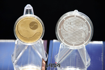 [포토] 한국조폐공사 '광복80년 기념주화' 출시 