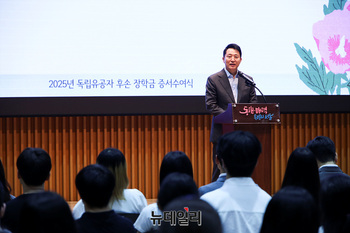 [포토] 장학금 수여식 축사하는 오세훈 서울시장