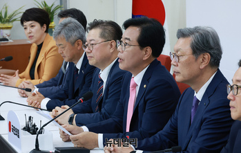 [포토] 경제6단체 부회장단 면담서 발언하는 송언석 원내대표