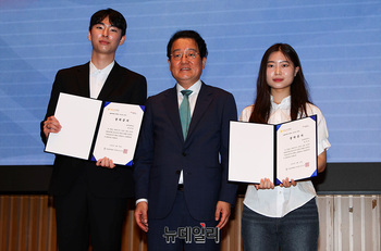 [포토] 기념촬영하는 독립유공자 후손과 남성욱 이사장 