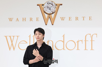 [포토] 팬몰고 등장한 육성재