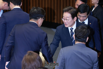 [포토] 인사 나누는 이재명 대통령과 권성동 의원