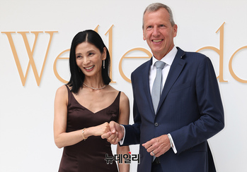 [포토] 독일어로 대화나누는 벨렌도르프CEO-강수진