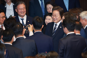 [포토] 의원들과 사진 찍는 이재명 대통령