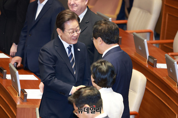 [포토] 의원들과 인사 나누는 이재명 대통령