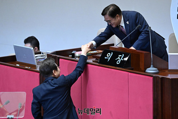[포토] 우원식 국회의장과 악수 나누는 이재명 대통령