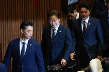 [포토] 본회의장 떠나는 이재명 대통령