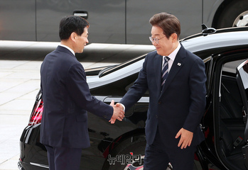 [포토] 이재명 대통령 맞이하는 김민기 사무총장