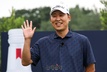 [포토] 윤석민 '반갑게 손인사'