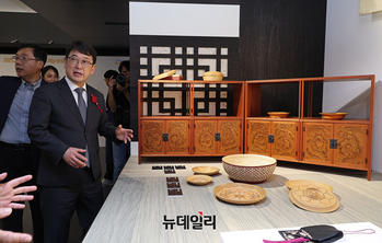 [포토] 국가무형유산 기능 보유자 작품 관람하는 최응천 청장