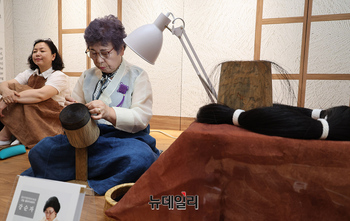 [포토] 갓 만드는 강순자 국가무형유산 보유자