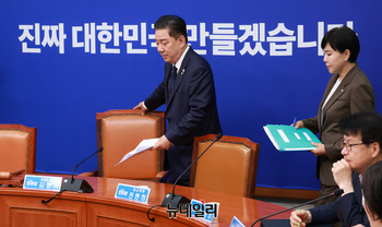 [포토] 회의 참석하는 김병기 민주당 원내대표